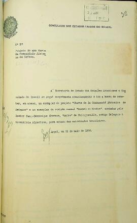 Ofício original enviado por José Barreiros (s.d.), Cônsul do Brasil em Argel, para José Carlos de Macedo Soares (1883-1968), Ministro das Relações Exteriores, em 11 de maio de 1956, informando sobre o projeto Charte de la Communauté Africaine de Defense e a revista mensal Houmes et Mondes, para o devido estudo das autoridades brasileiras. Anexo não consta.