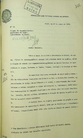 Ofício original enviado por José Barreiros (s.d.), Cônsul do Brasil em Argel, para José Carlos de Macedo Soares (1883-1968), Ministro das Relações Exteriores, em 17 de julho de 1956, informando e encaminhando correspondências sobre a viagem de estudos dos engenheiros-agrônomos da Escola Nacional de Agricultura de Argel para o Brasil, com intuito de estudar a região sul do país. Anexo em francês.