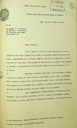 Ofício original enviado por José Barreiros (s.d.), Cônsul do Brasil em Argel, para José Carlos de Macedo Soares (1883-1968), Ministro das Relações Exteriores, em 10 de julho de 1956, informando e encaminhando a carta do senhor Louis Saliba, proprietário agrícola em Bordj-Menaiel, solicitando a validação do seu visto de emigração para o Brasil, com o fim de instalar sua empresa agrícola no sul do Brasil. Anexo em francês.