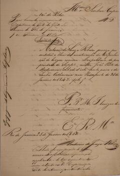 Petição original com data de 25 de janeiro de 1825, escrita por Antonio de Souza Ribeiro, solicitando a certidão de matrícula da tripulação do brigue brasileiro Leopoldina. Contém anexo.